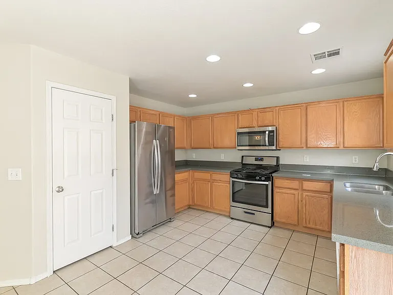 6015 Ambleshire Ave — Photo 7