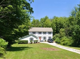 8952 Old Meadow Dr, Chagrin Falls, OH 44023