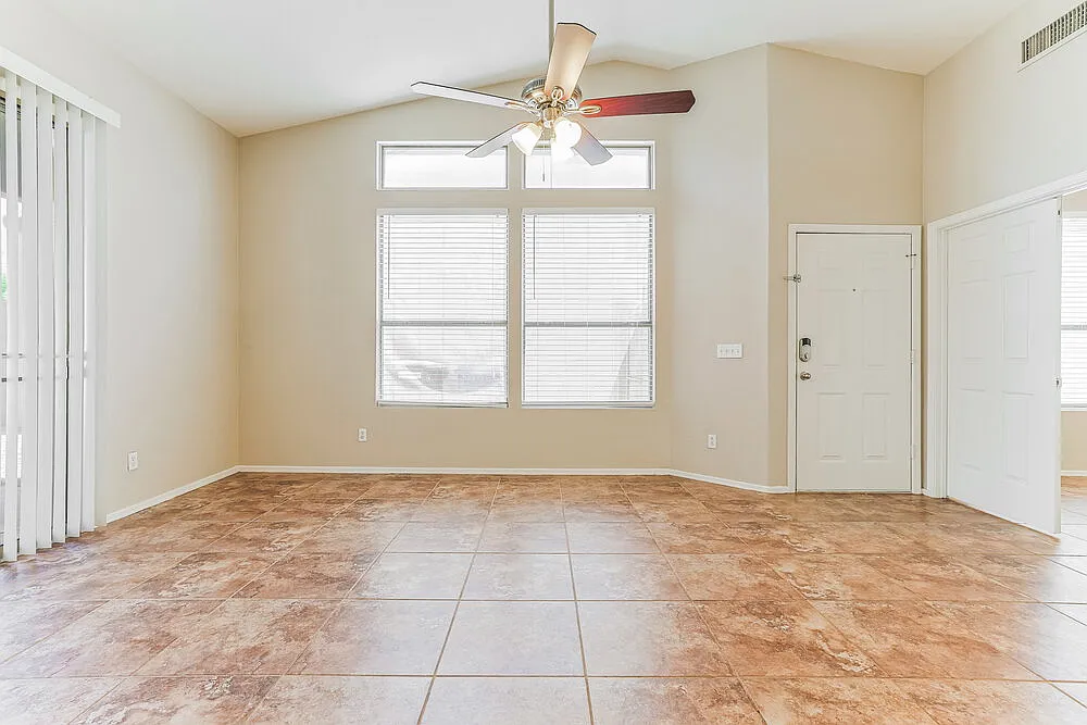 3 bed, 2.0 bath, 1393 sqft, $2,270 — Photo 3