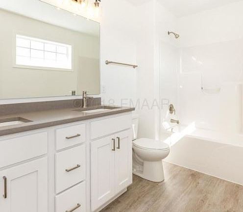 3rd image of 936 Ashley Dr W