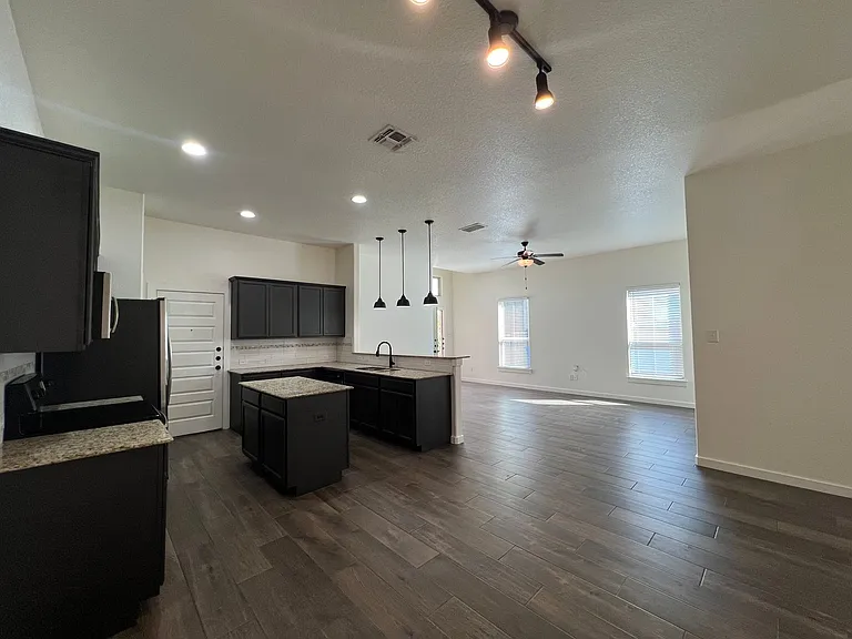 2243 Avery Vlg — Photo 11