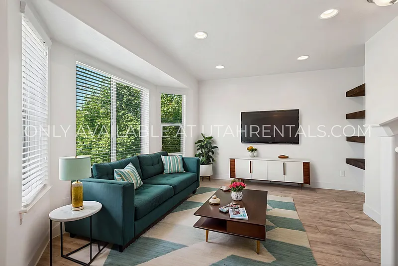 3 bed, 2.5 bath, 1252 sqft, $1,795 — Photo 2
