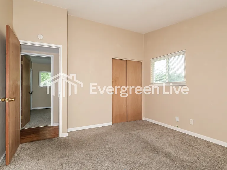 285 Versailles Dr — Photo 12