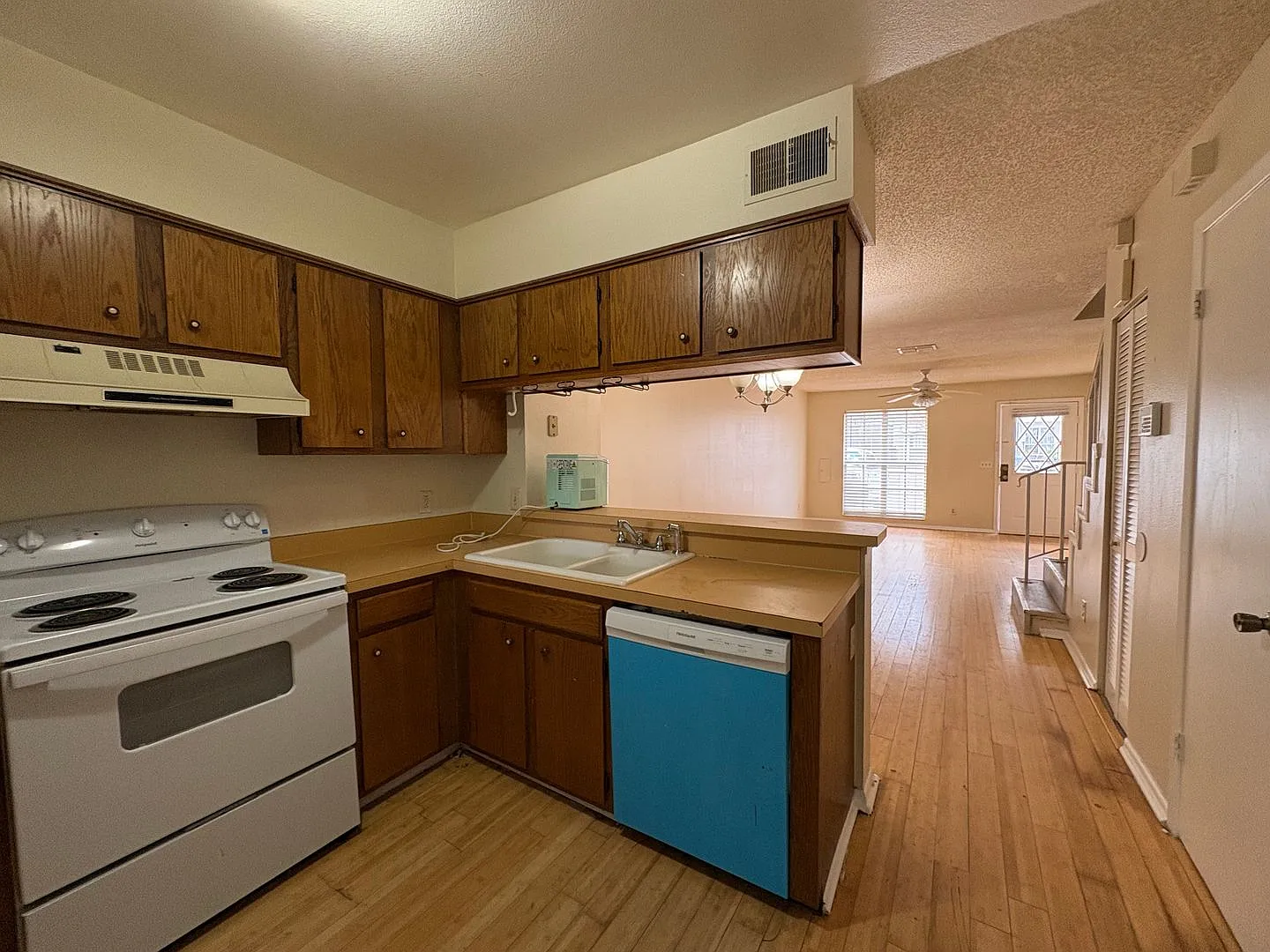 2bed/2.5bath townhome in Victoria Terrace only $1560/month Water included! Available Oct 1st — Photo 4