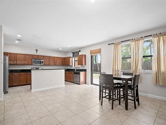 Open kitchen with breakfast area and family room