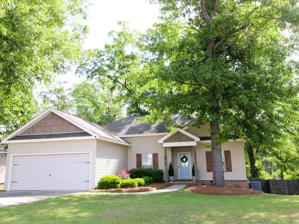 107 Village Ln, Headland, AL 36345