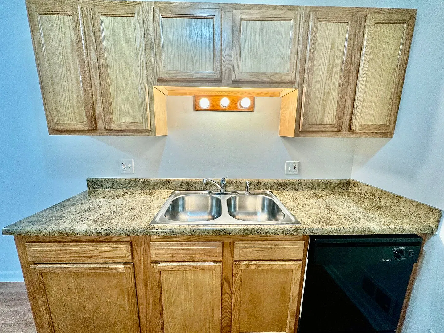 Remodeled, 2nd Floor, 2 Bdrm. available November 1st — Photo 4
