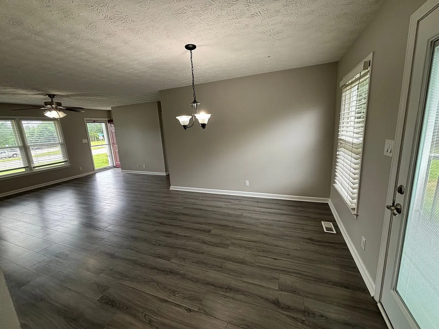 Large back yard, updated house, Hurry — Photo 4
