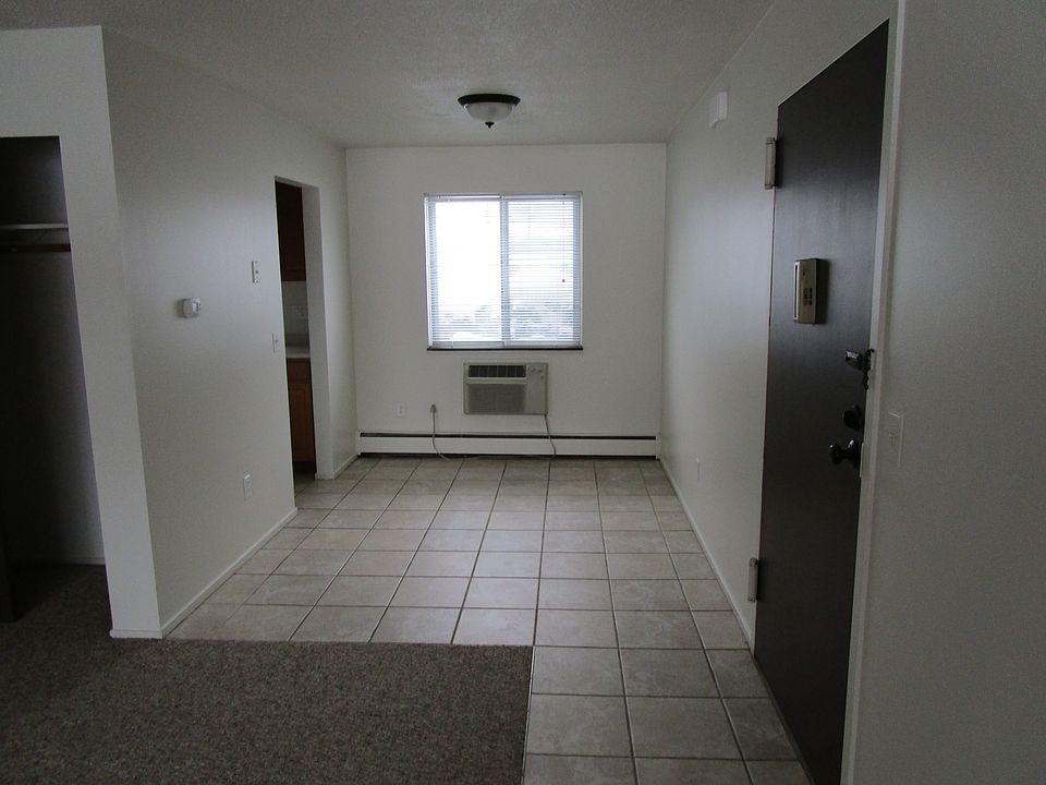 Entry Way Facing Dining Room