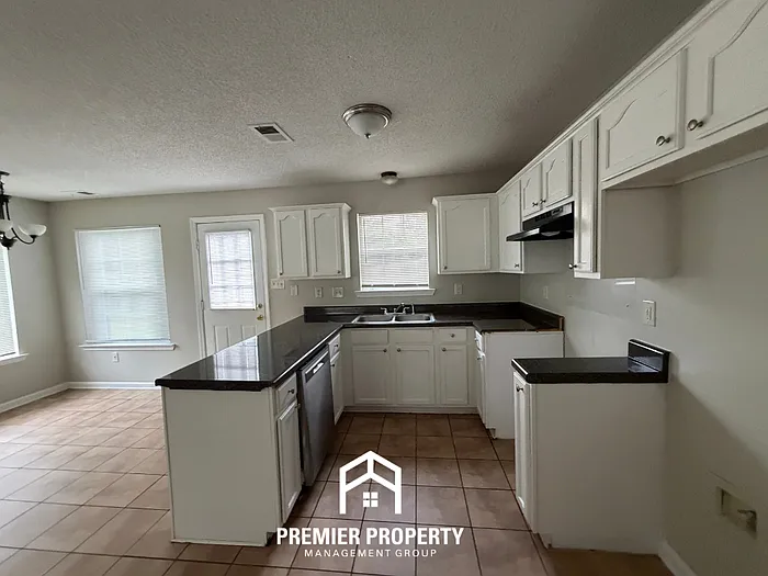 7823 Wolf Hollow Dr — Photo 6