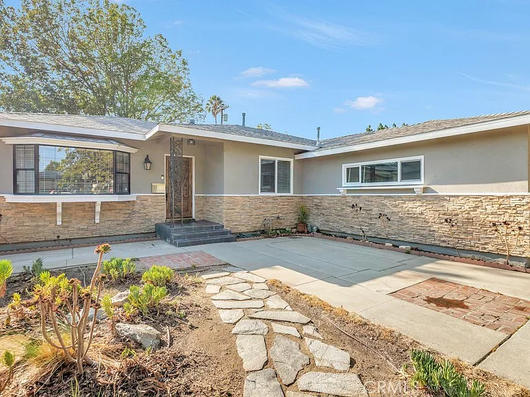 10139 Hillview Ave — Photo 1