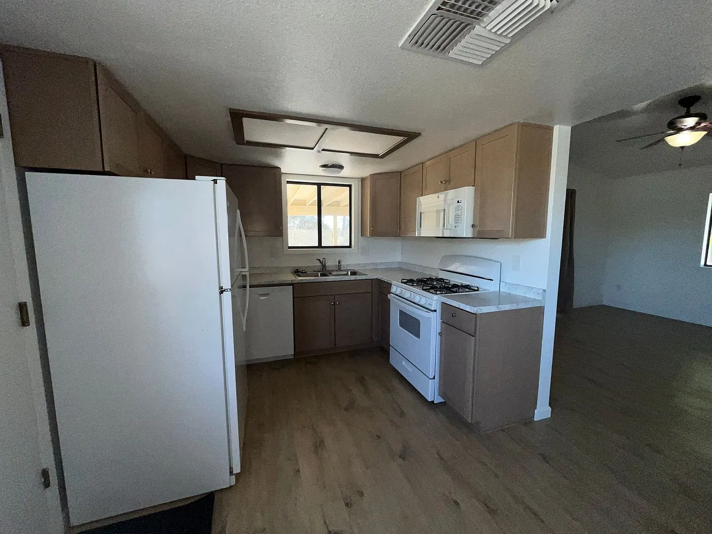 End unit with large fenced yard! — Photo 4