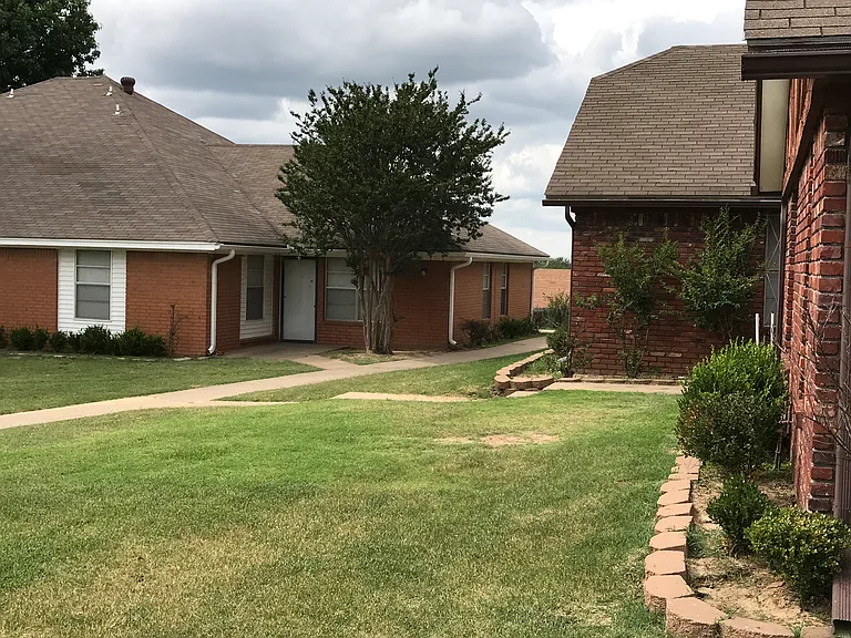 823 Hardy Springs Cir #D — Photo 2