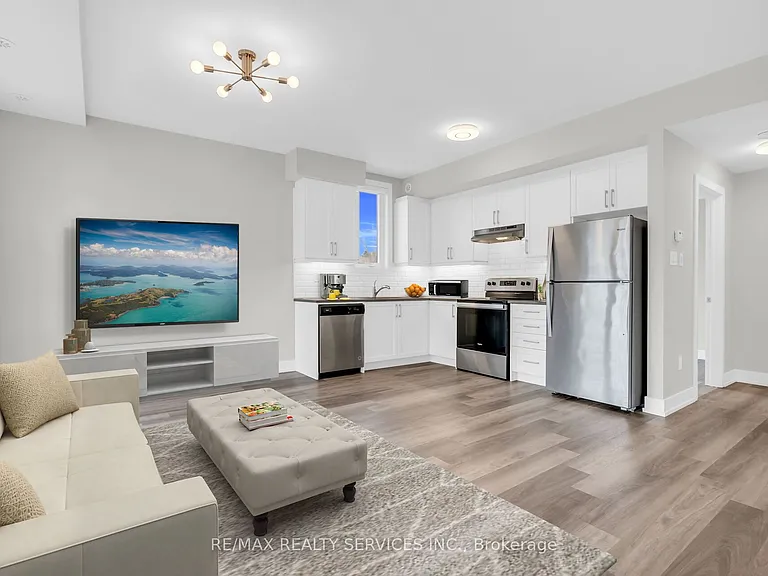 1 Bond Cres #5 — Photo 3