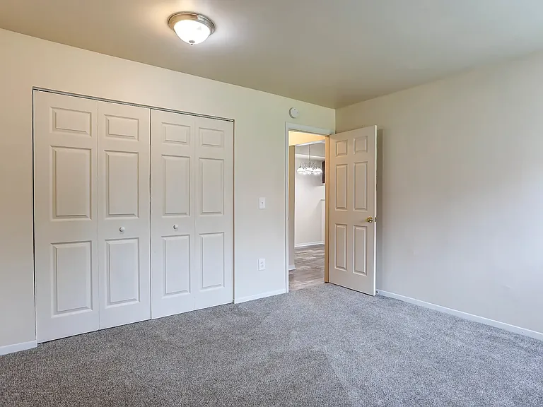 Country Knoll Apartments — Photo 8