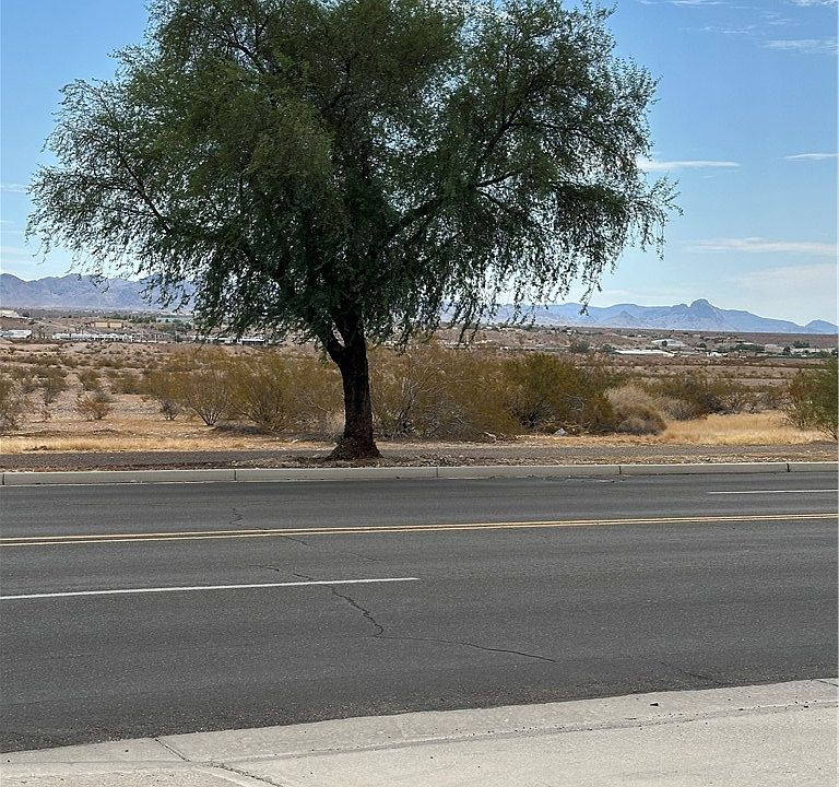 2nd image of 2051 Lakeside Drive