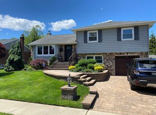 16 Loretta Dr, Syosset, NY 11791