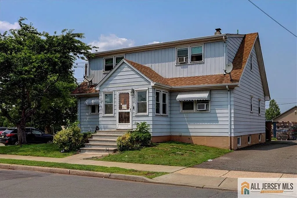 2 bed, 1.0 bath, 1910 sqft, $1,900 — Photo 2