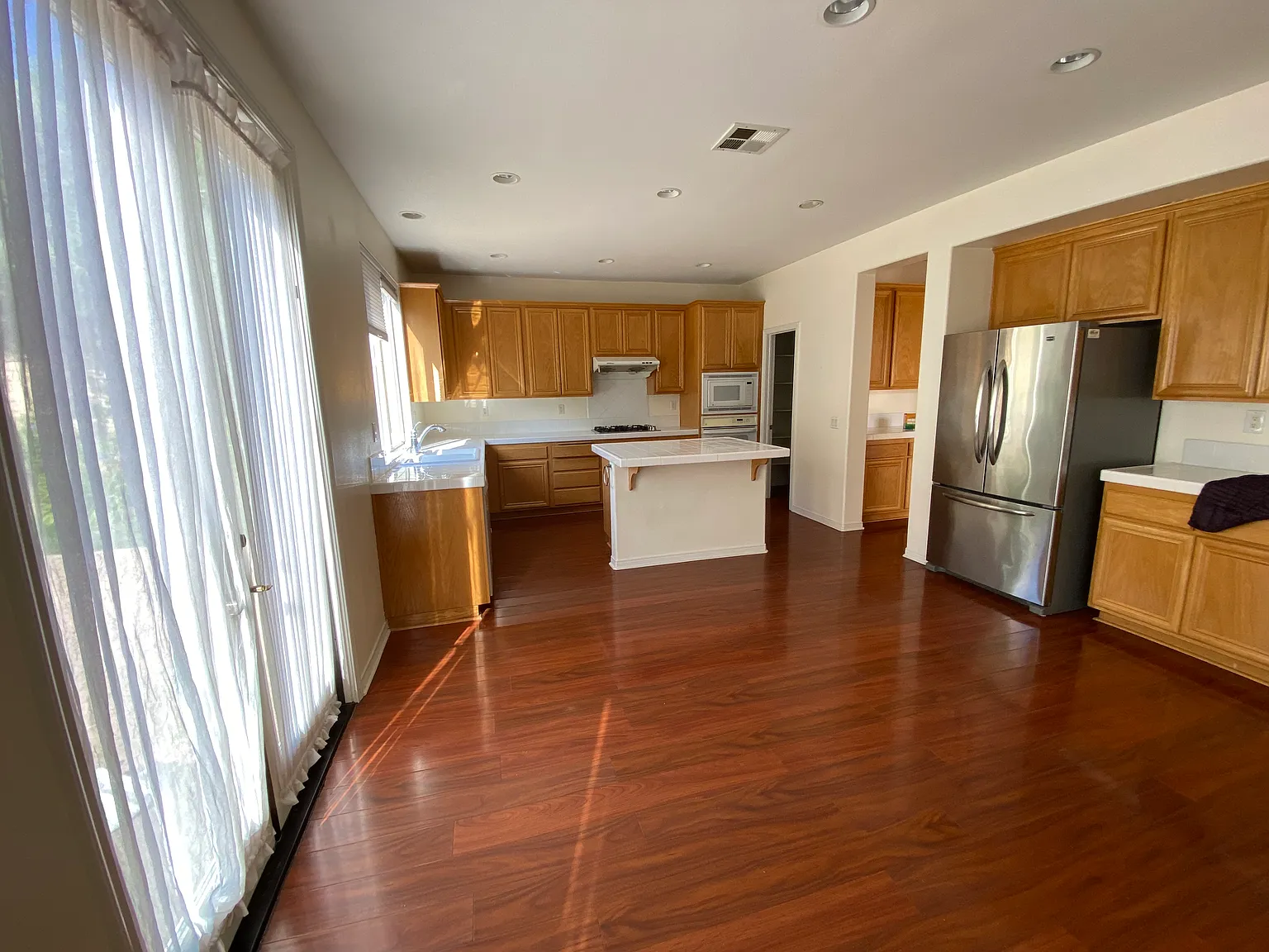 4 bed, 2747 sqft, $5,400 — Photo 4