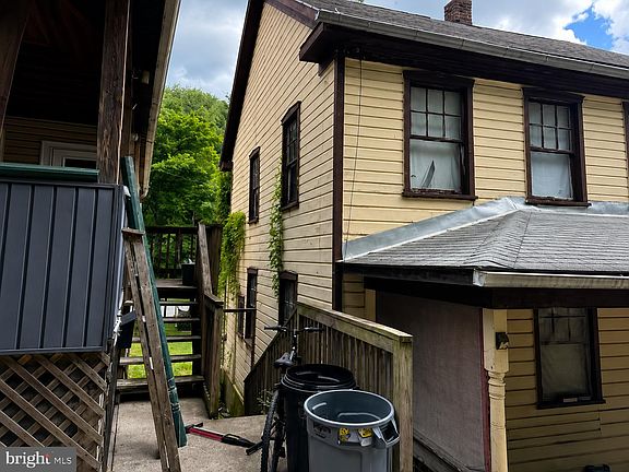 5th image of 90 Douglas Ave