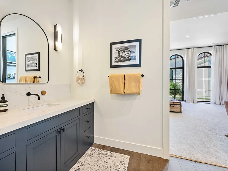 Suite 4 Bathroom