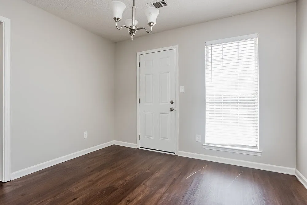 3 bed, 2.0 bath, 1528 sqft, $2,860 — Photo 4