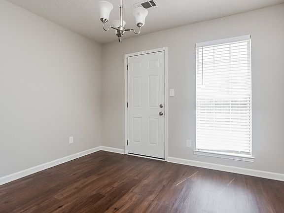 4th image of 1077 Meadow Glen Cir