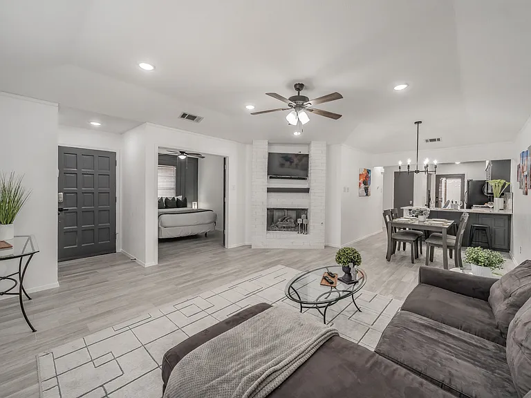 8901 Thompson Cir — Photo 2