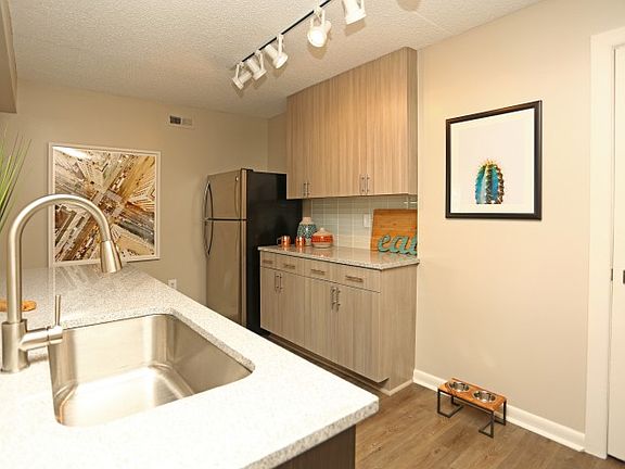 4th image of 2001 Vista Towers Dr