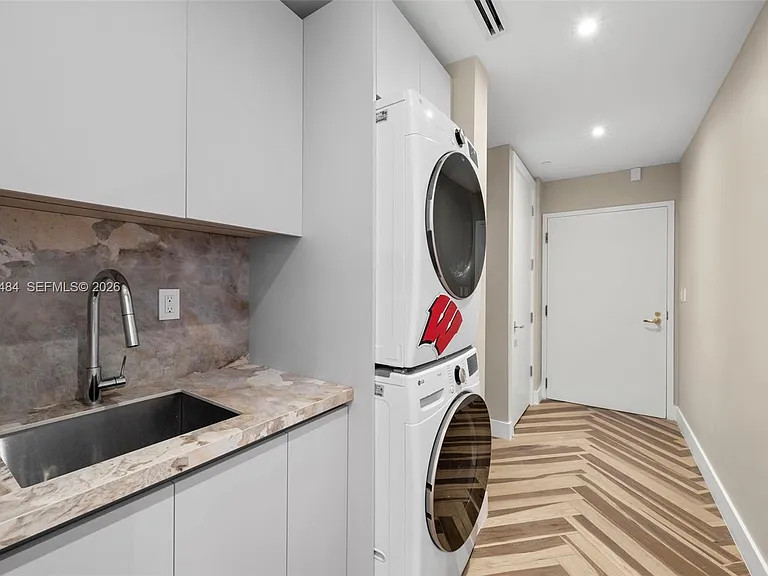 60 Edgewater Dr #11F — Photo 31