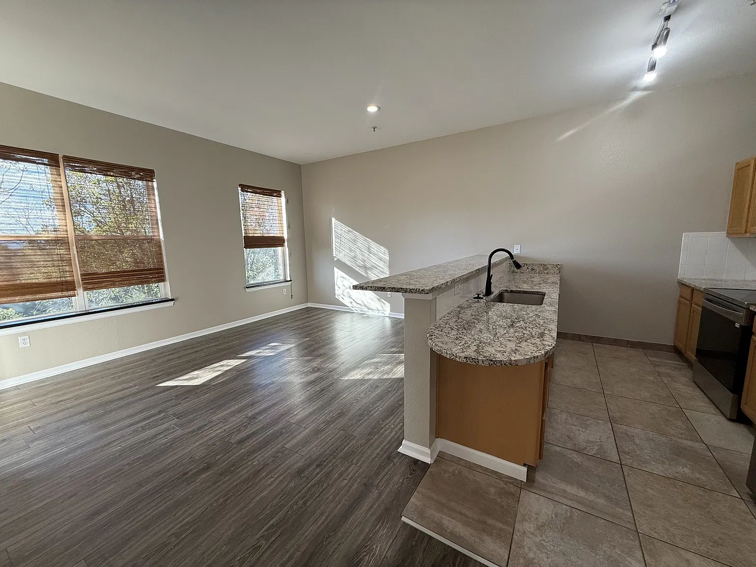 2 bed, 909 sqft, $1,950 — Photo 3