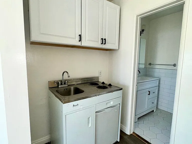 2280 S Barrington Ave — Photo 4