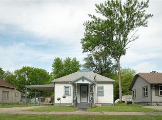 814 S Willow St, Ottawa, KS 66067