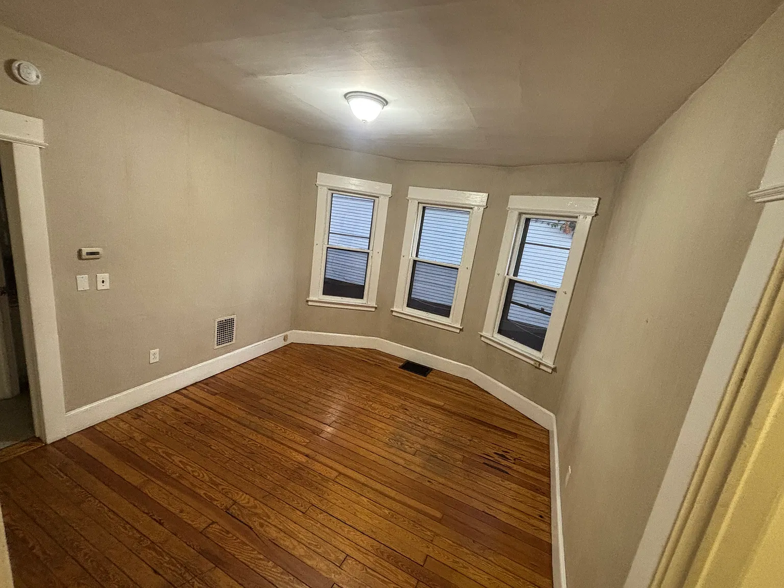 3 bed, 900 sqft, $2,300 — Photo 3