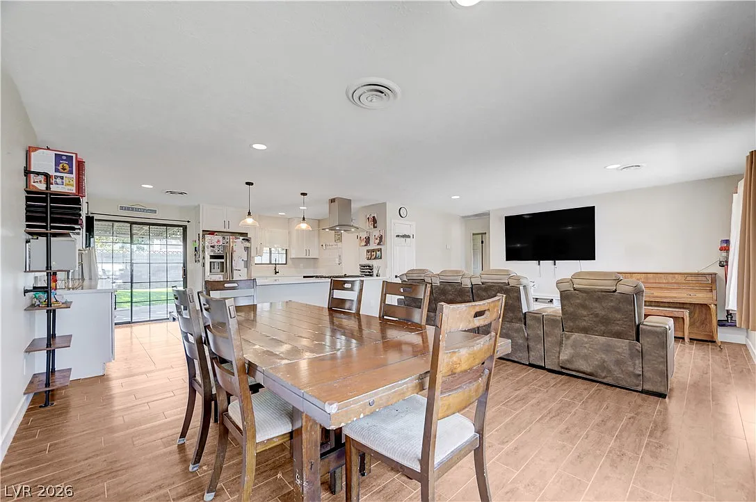 3 bed, 2.0 bath, 1267 sqft, $2,500 — Photo 3