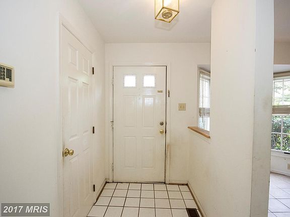 Foyer. Ceramic tile.