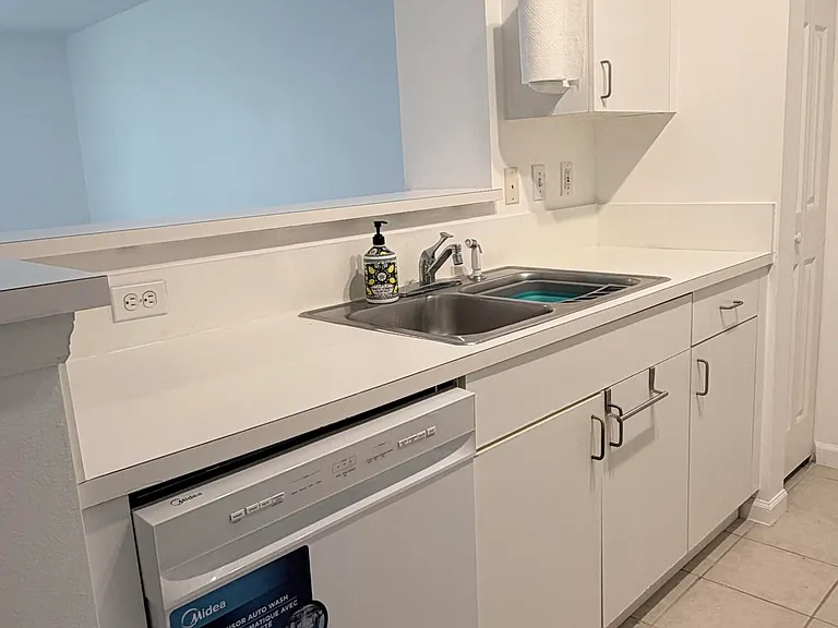 630 Sapodilla Ave #323 — Photo 5
