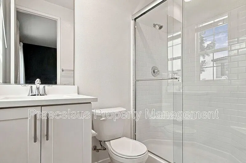 4 bed, 4.0 bath, 2438 sqft, $5,100 — Photo 4