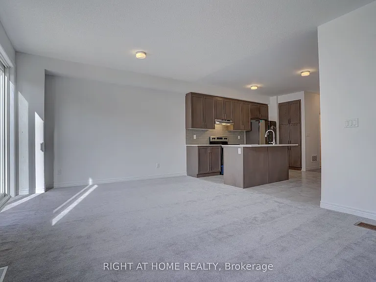 2038 Cameron Lott Cres — Photo 8