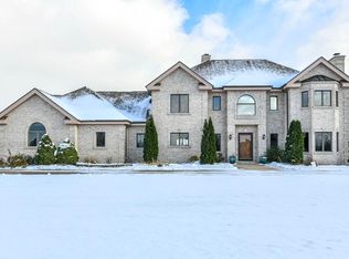 W295S5458 Holiday Oak Dr, Waukesha, WI