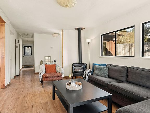 4th image of 44250 Lakeview Avenue