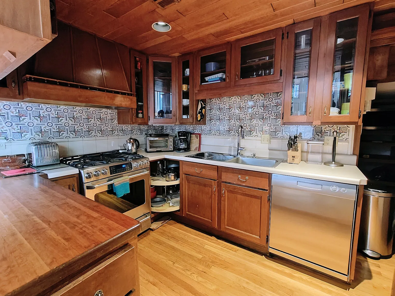 3 bed, 2.0 bath, 1800 sqft, $4,500 — Photo 1