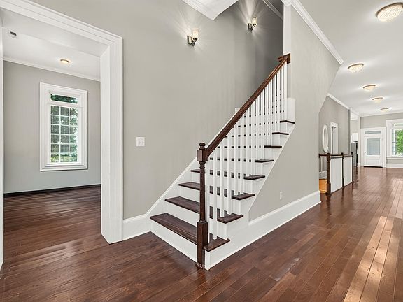 5th image of 219 Broad St W