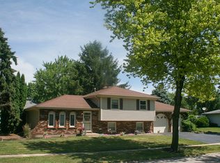 920 Division St, South Elgin, IL 60177