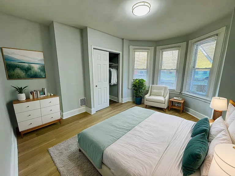 1415 N Hobart St — Photo 4