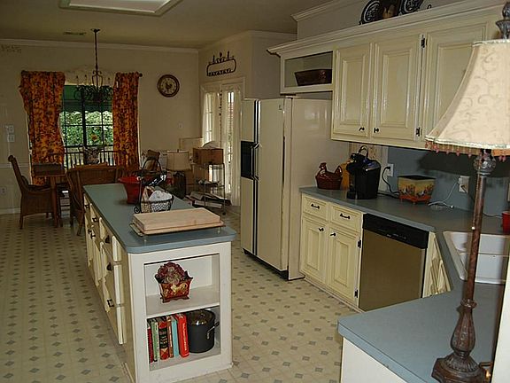 Light and bright kitchen with island