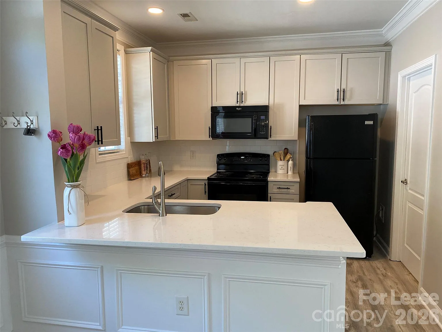 3 bed, 2.5 bath, 1380 sqft, $2,200 — Photo 4