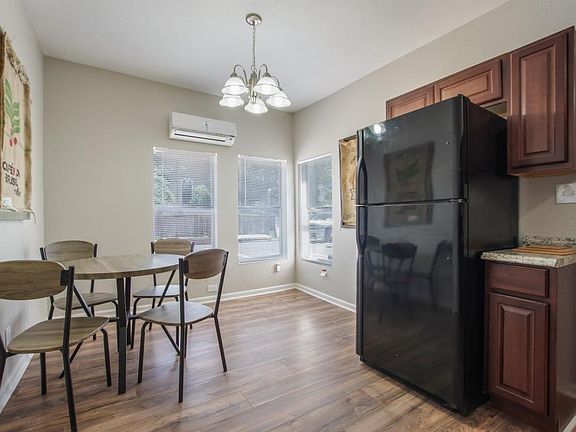 3rd image of 1023 W Woodlawn Ave #1