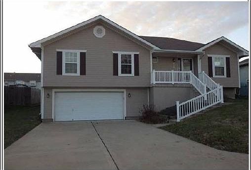 1st image of 816 SW Country Hill Dr