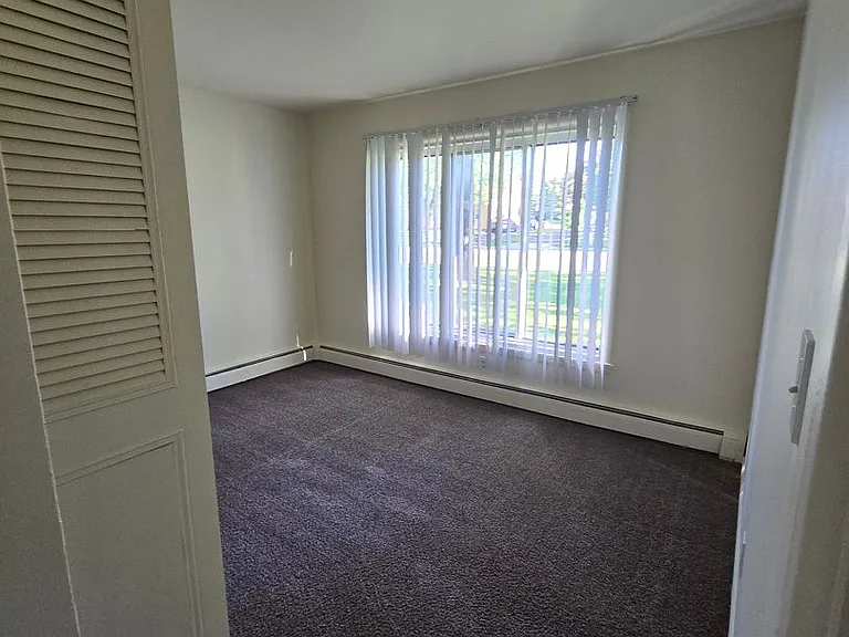 Mulford Park Apartments — Photo 36